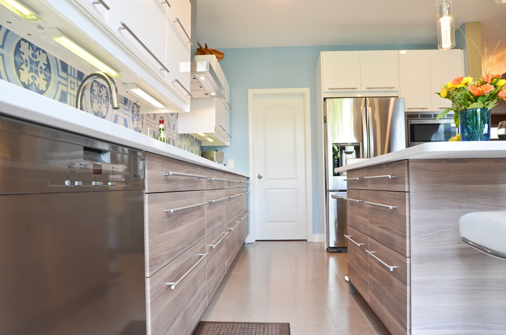 Mid-sized minimalist l-shaped cork floor eat-in kitchen photo in Ottawa with an undermount sink, flat-panel cabinets, white cabinets, quartzite countertops, blue backsplash, porcelain backsplash, stainless steel appliances and an island