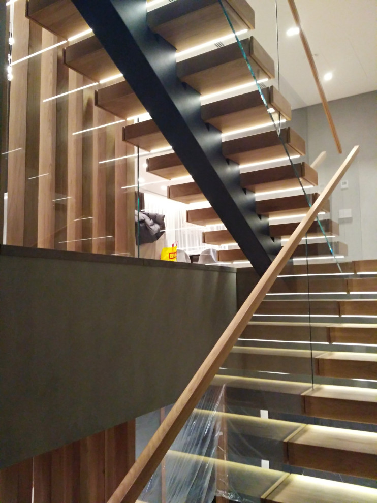 Консольная лестница со стеклянными ограждениями