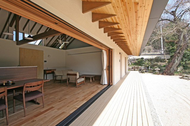 しだれ桜と暮らす家 moderno-terraza-y-balcon