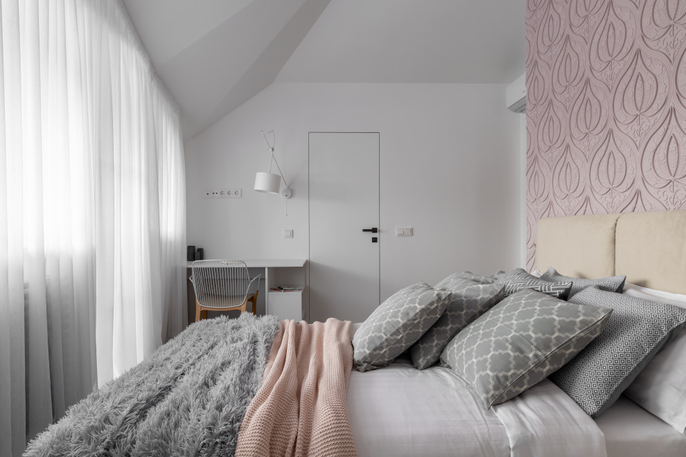 Ispirazione per una piccola camera da letto moderna con pareti bianche, parquet scuro, pavimento marrone e pannellatura