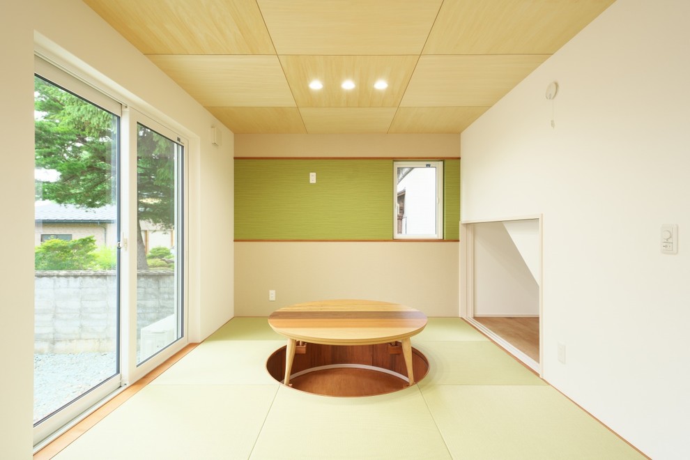 他の地域にあるお手頃価格の中くらいなアジアンスタイルのおしゃれなファミリールームの写真