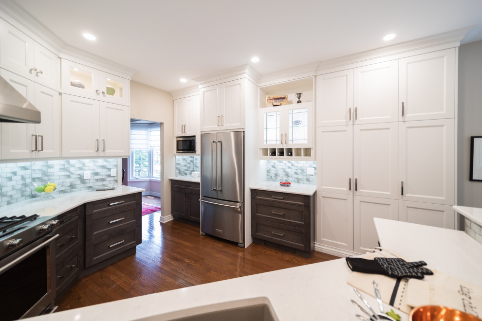 Kitchen - transitional kitchen idea in Toronto