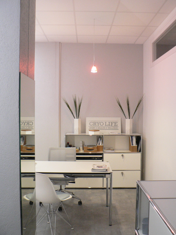 Foto di un ufficio minimal di medie dimensioni con pareti bianche, pavimento in vinile, scrivania incassata, pavimento grigio e soffitto a cassettoni
