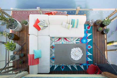 faux tapis coloré en peinture sur terrasse