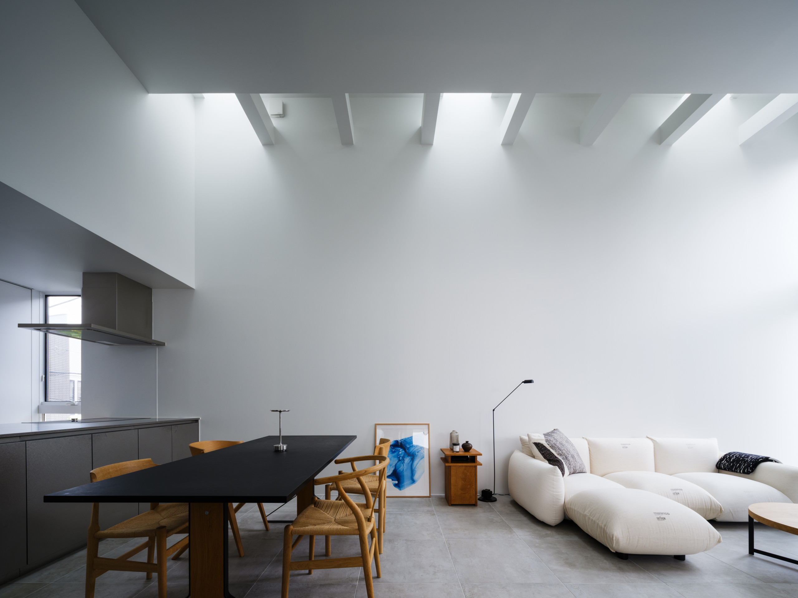 Minimalist living room photo in Tokyo