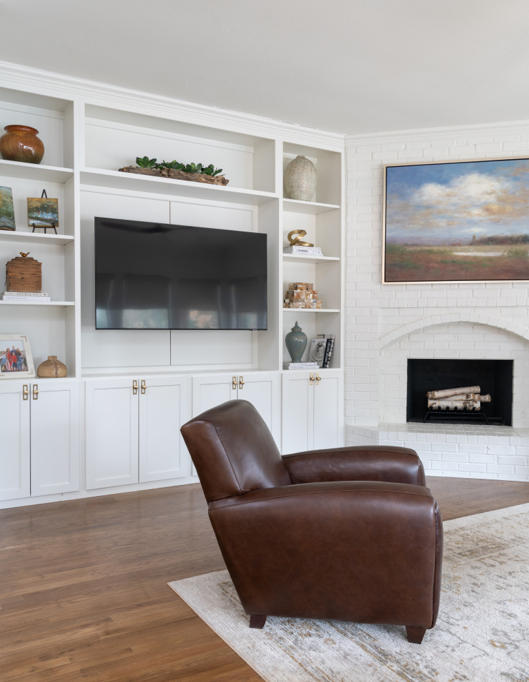 Modelo de salón abierto clásico renovado de tamaño medio con paredes blancas y suelo de madera en tonos medios