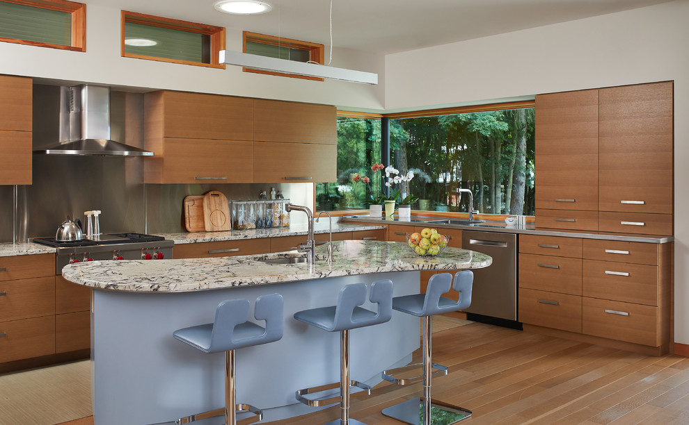 Midcentury l-shaped eat-in kitchen with a single-bowl sink, flat-panel cabinets, medium wood cabinets, metallic splashback, stainless steel appliances, medium hardwood floors, with island, multi-coloured benchtop and brown floor.