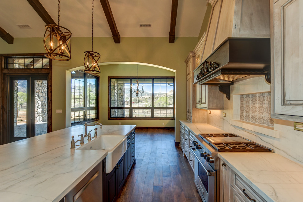 Kitchen - kitchen idea in Phoenix