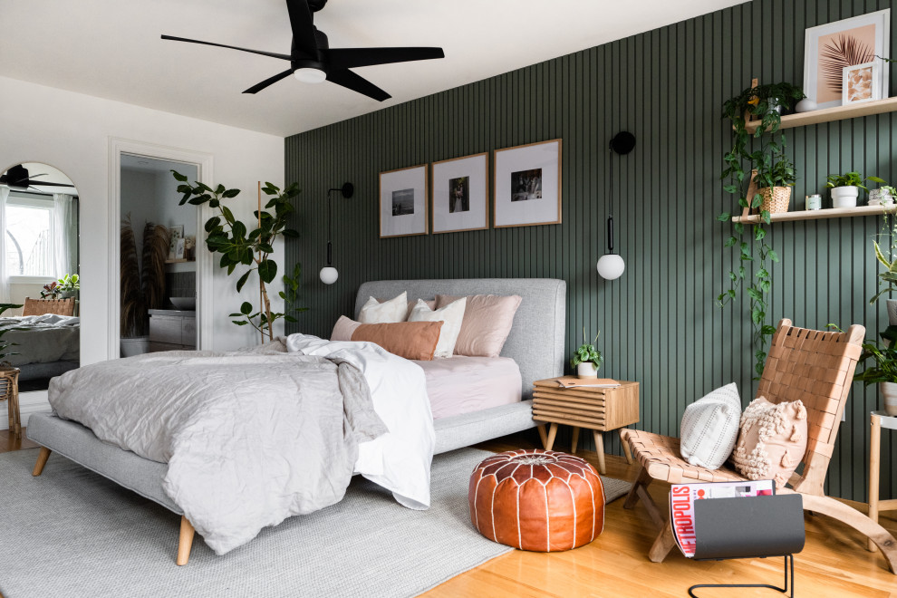 トロントにある中くらいなコンテンポラリースタイルのおしゃれな寝室 (緑の壁、無垢フローリング、茶色い床、塗装板張りの壁) のインテリア