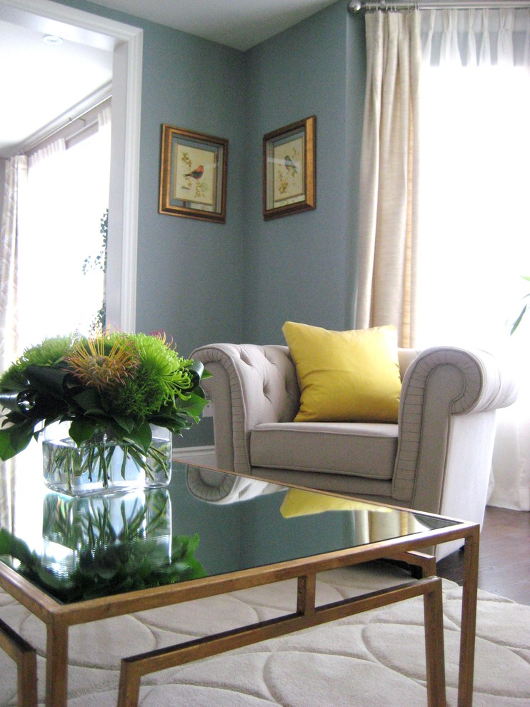 Transitional home design photo in Toronto
