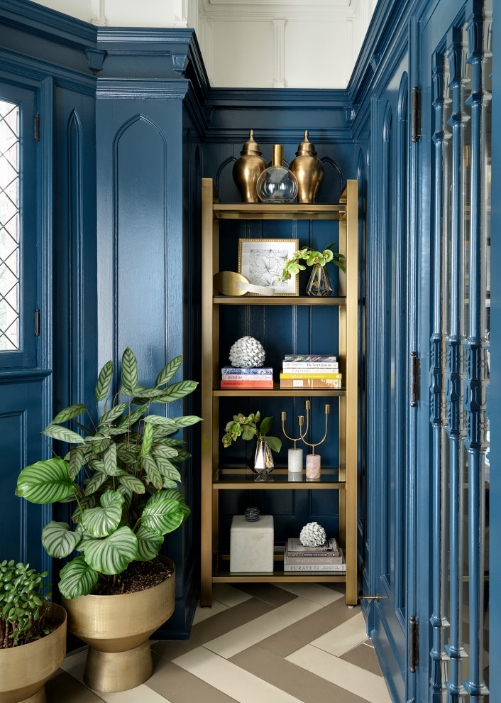 Idée de décoration pour un petit vestibule tradition avec un mur bleu, un sol en carrelage de porcelaine, une porte hollandaise, une porte bleue, un sol gris, un plafond à caissons et du lambris.