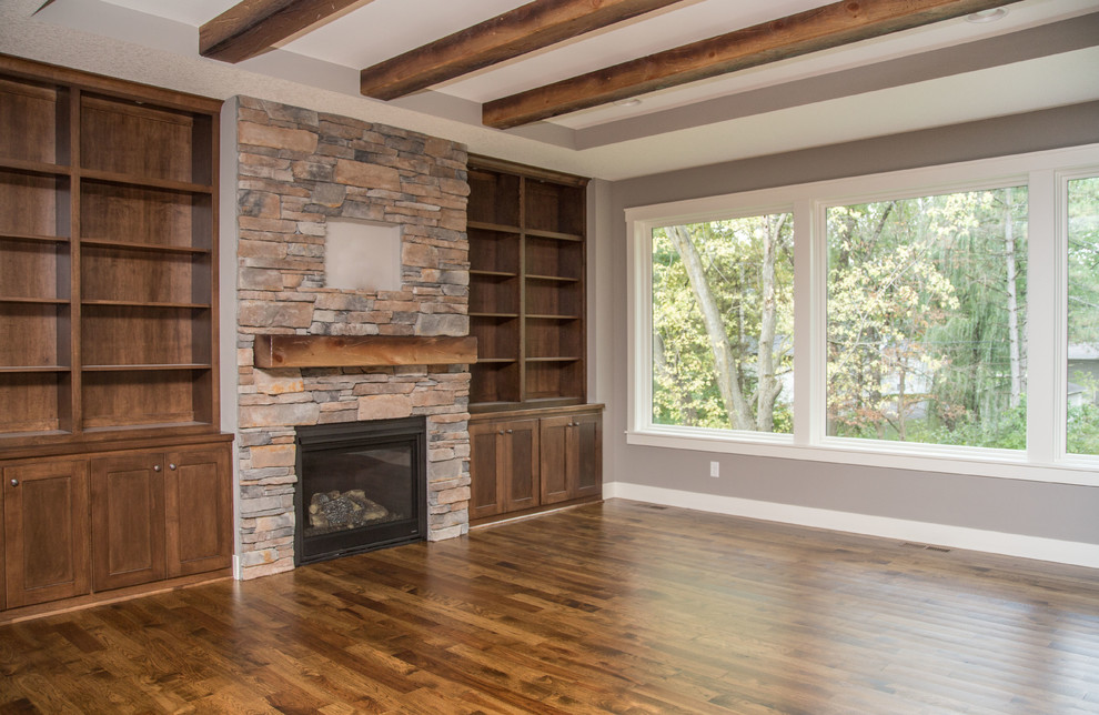 Example of a transitional home design design in Minneapolis