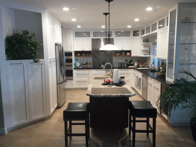 Eat-in kitchen - mid-sized transitional l-shaped eat-in kitchen idea in Miami with shaker cabinets, white cabinets, soapstone countertops and an island