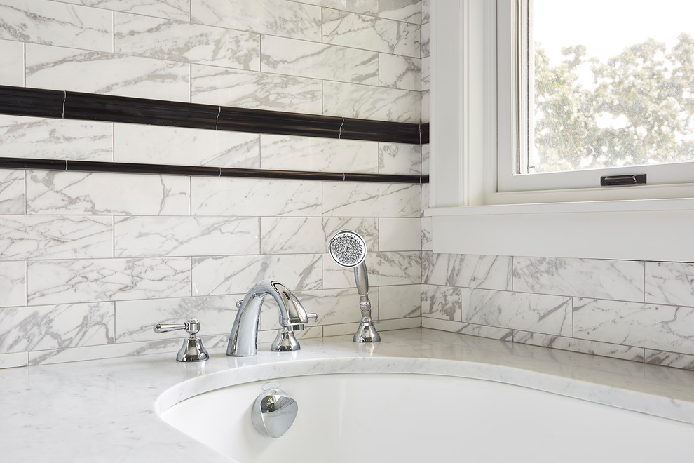 Inspiration för stora klassiska en-suite badrum, med ett undermonterat badkar, svart och vit kakel, porslinskakel, grå väggar, klinkergolv i porslin och marmorbänkskiva