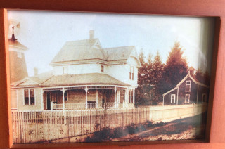 A New Carriage House Built to Look Historic (23 photos)