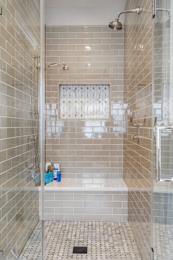 Imagen de cuarto de baño principal y único clásico de tamaño medio con bañera exenta, combinación de ducha y bañera y lavabo bajoencimera