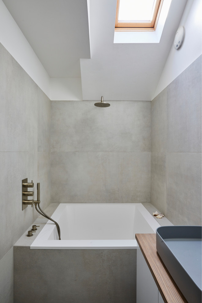 Exemple d'une salle de bain avec un bain japonais, des carreaux de céramique, un sol en carrelage de céramique et meuble simple vasque.