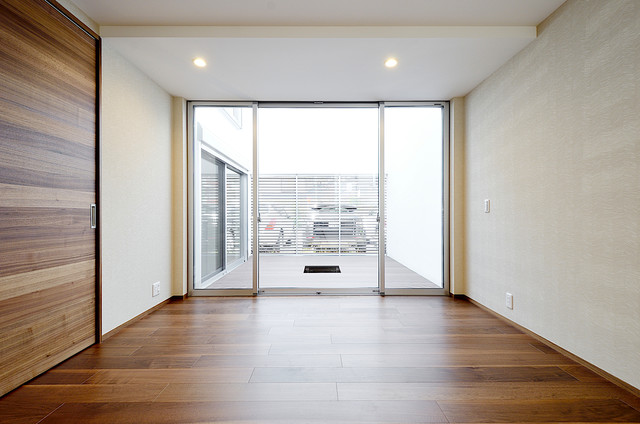室内と連続する中庭　HNS-House moderne-chambre