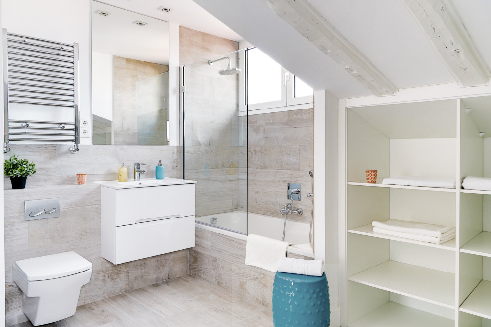 Photo of a beach style bathroom in Madrid with flat-panel cabinets, white cabinets, an alcove tub, a shower/bathtub combo, a wall-mount toilet, beige tile, wood-look tile, white walls, wood-look tile, an integrated sink, beige floor, an open shower, white benchtops, a single vanity and a floating vanity.