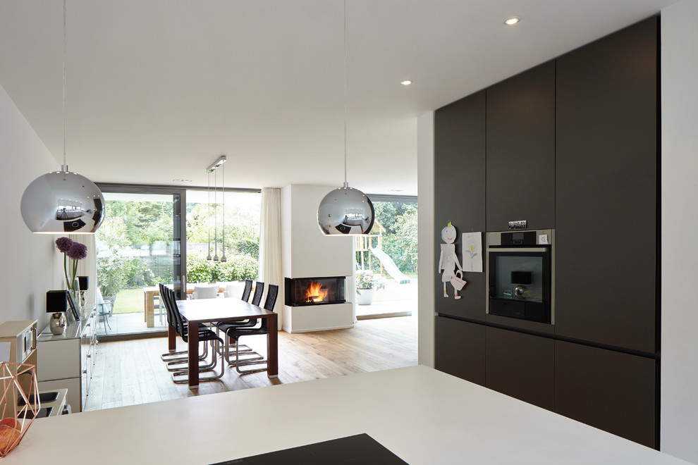 Design ideas for a contemporary kitchen in Cologne.