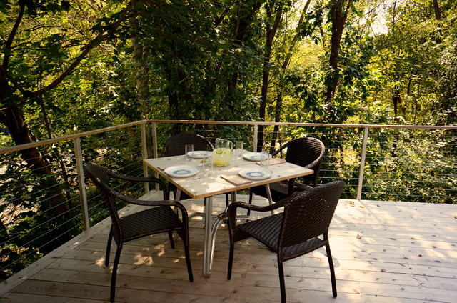 Cedar Deck with cable railing contemporaneo-terraza-y-balcon
