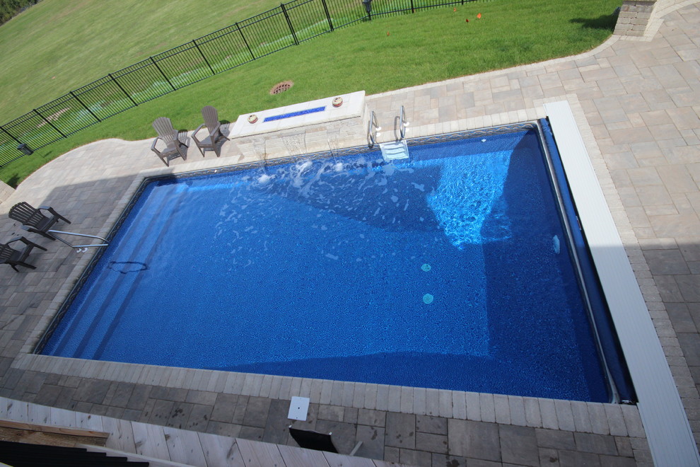 Inspiration pour une piscine traditionnelle rectangle.