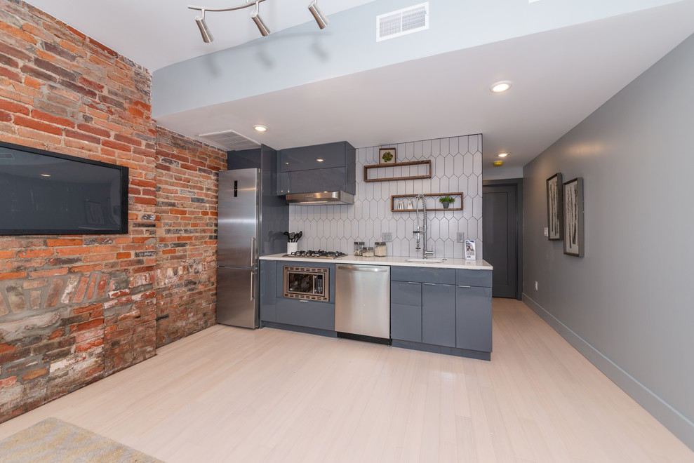 Example of a transitional home design design in Cincinnati