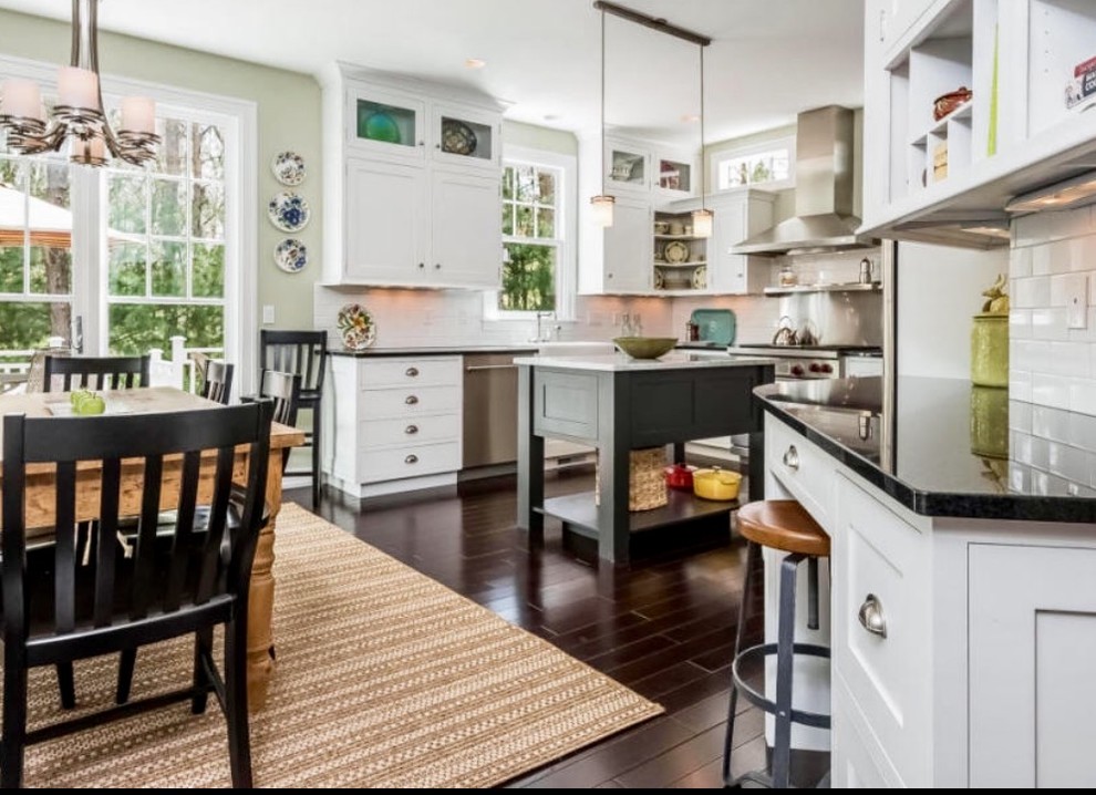 Transitional kitchen photo in Chicago