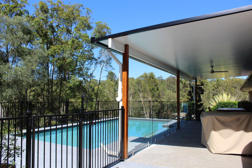 Design ideas for a tropical patio in Gold Coast - Tweed.