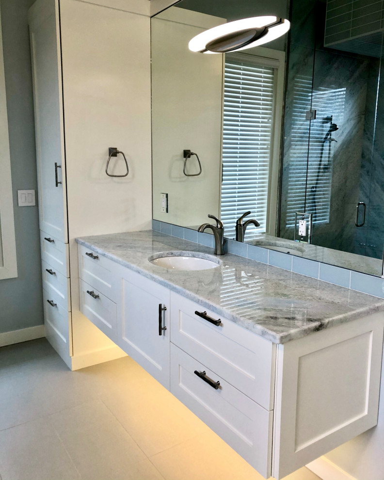 Geräumiges Modernes Badezimmer En Suite mit Doppelwaschbecken und schwebendem Waschtisch in Grand Rapids