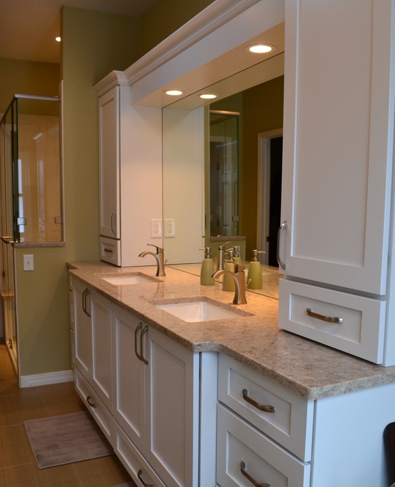 Home design - mid-sized transitional home design idea in Denver