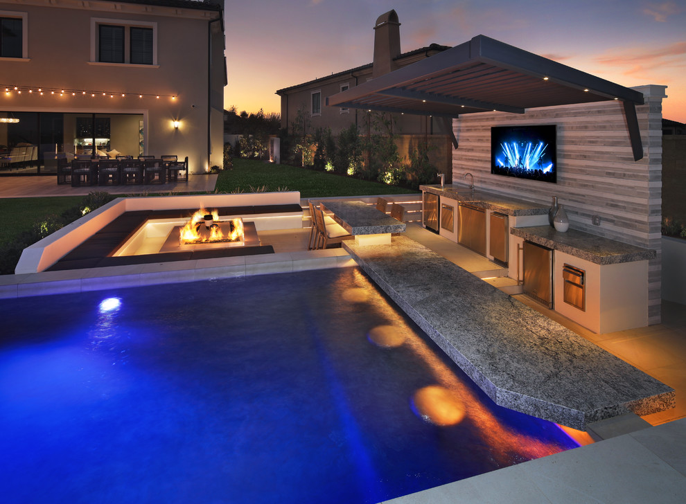 Hot tub - mid-sized transitional backyard custom-shaped natural hot tub idea in Orange County