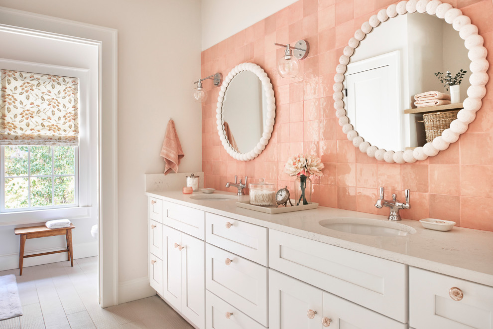 Immagine di una stanza da bagno tradizionale con ante in stile shaker, ante bianche, piastrelle rosa, pareti bianche, lavabo sottopiano, top in quarzo composito, pavimento beige, top beige, due lavabi e mobile bagno incassato