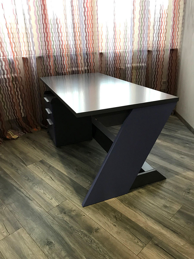 Письменный стол Z с тумбочкой для мальчика