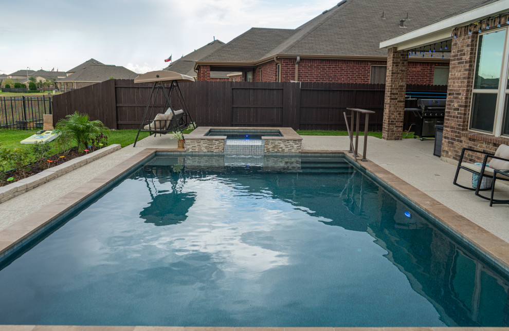 Foto de piscina clásica de tamaño medio rectangular en patio trasero con entablado