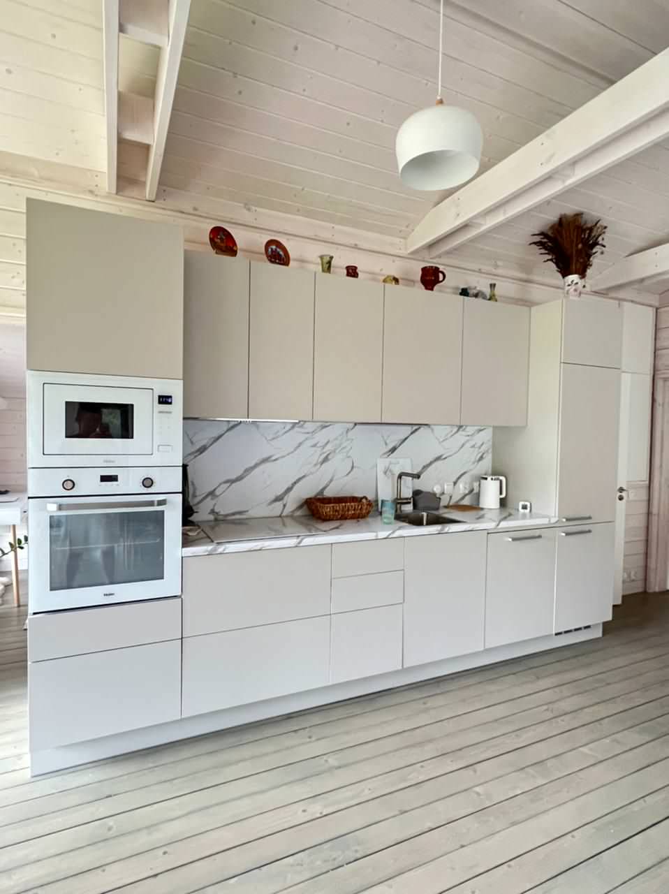 Дизайн кухни в цвете тауп