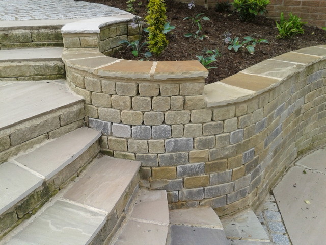 Split level garden with steps moderne-hus-og-facade