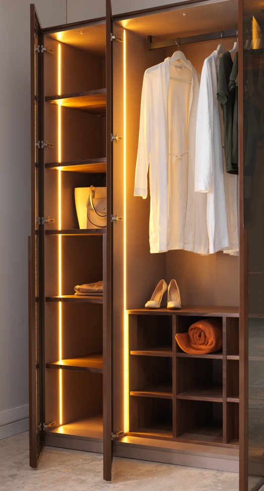 Design ideas for a midcentury storage and wardrobe in Columbus.