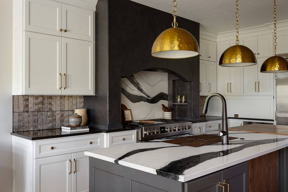 Kitchen - transitional kitchen idea in Columbus