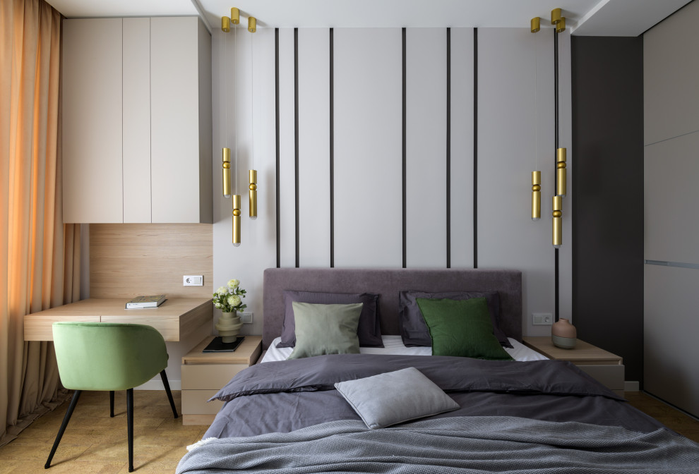 На фото: хозяйская спальня среднего размера в современном стиле с серыми стенами, пробковым полом и акцентной стеной