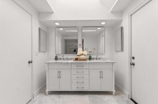 Example of a bathroom design in San Diego