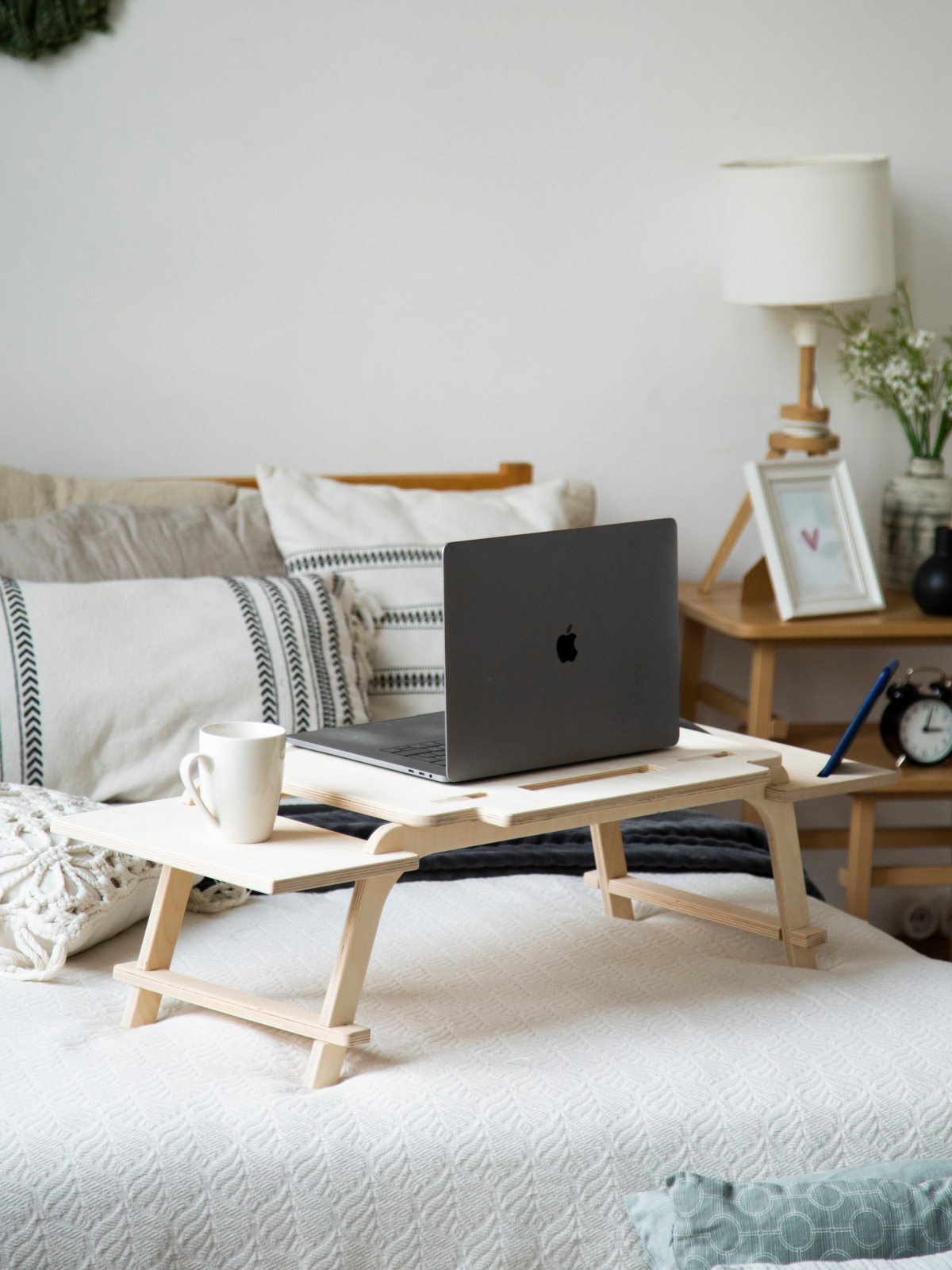 Stayhome Desk - накроватный дэск. Позволяет расположиться с ноутбуком на диване!