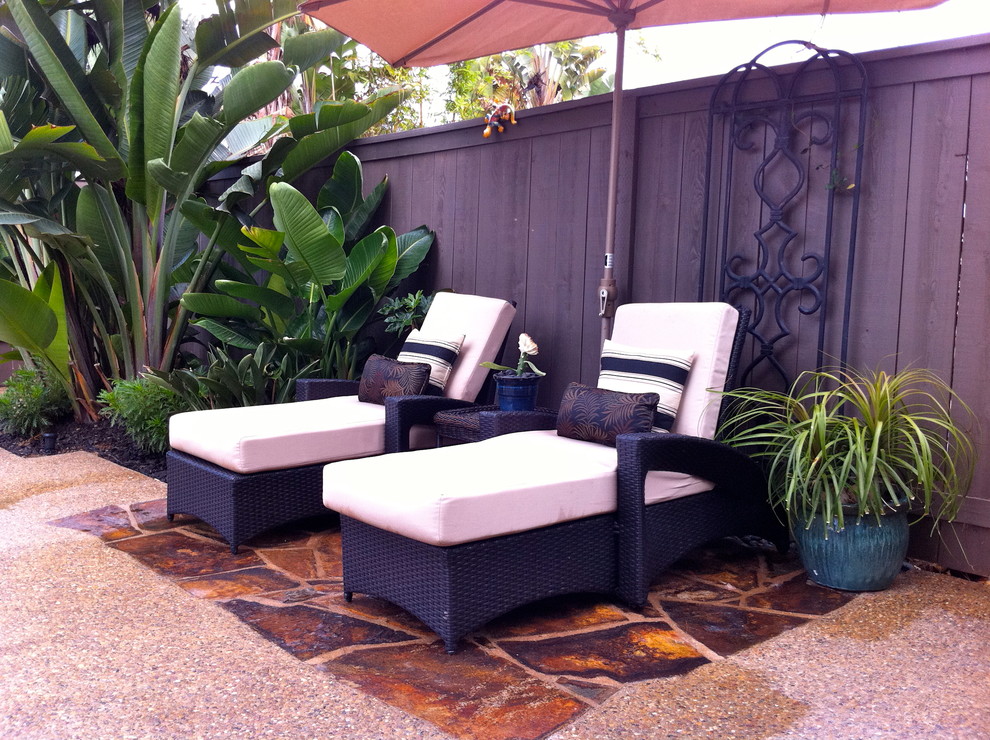 Tropical patio in San Diego with natural stone pavers.