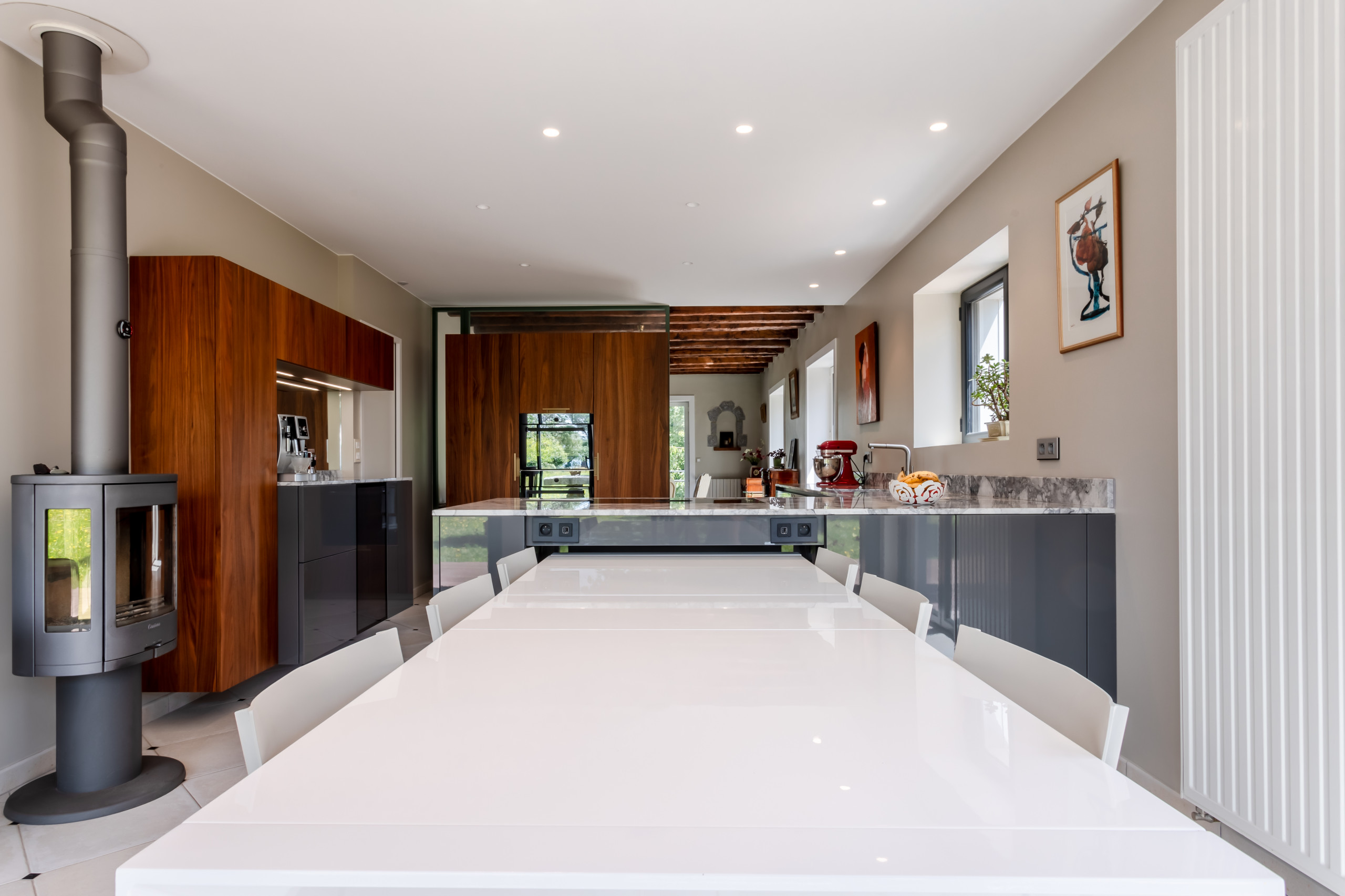 Rénovation d'une cuisine ouverte et chambre multifonction avec bureau intégré