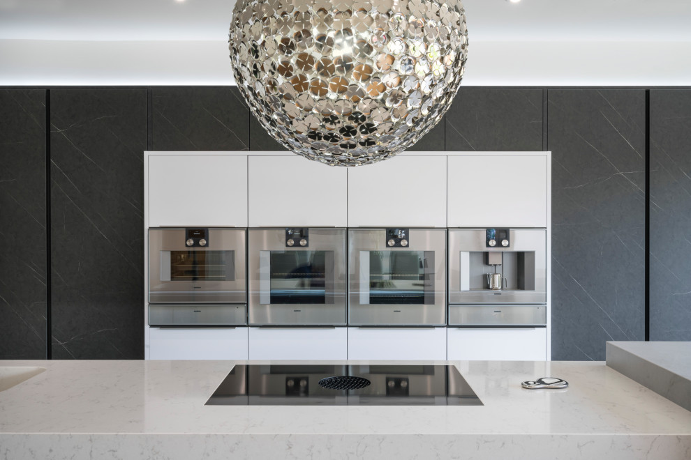 Esempio di una grande cucina minimal con ante grigie, top in quarzite, elettrodomestici in acciaio inossidabile, pavimento grigio e top grigio