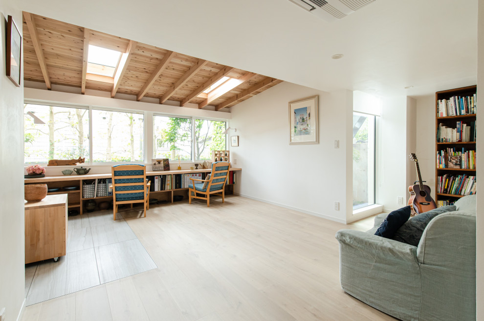 Idéer för ett litet amerikanskt uterum, med plywoodgolv, takfönster och beiget golv