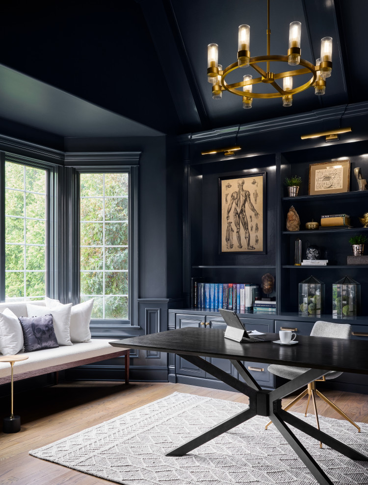 Diseño de despacho abovedado tradicional renovado con paredes azules, suelo de madera en tonos medios, escritorio independiente y suelo marrón