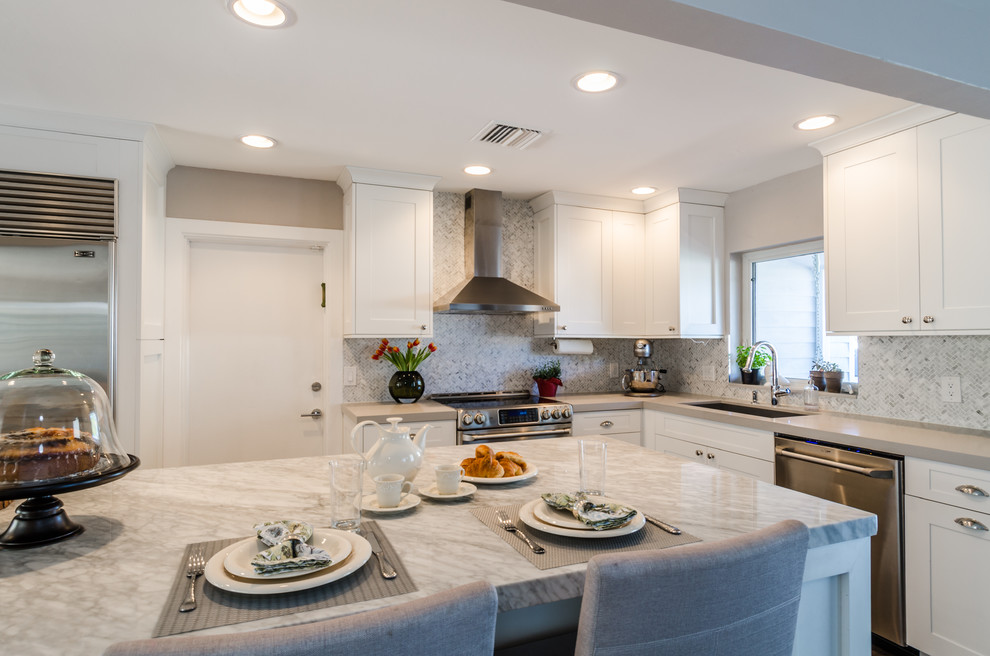 Example of a large transitional l-shaped porcelain tile eat-in kitchen design in Miami with an undermount sink, shaker cabinets, white cabinets, quartz countertops, gray backsplash, mosaic tile backsplash, stainless steel appliances and an island