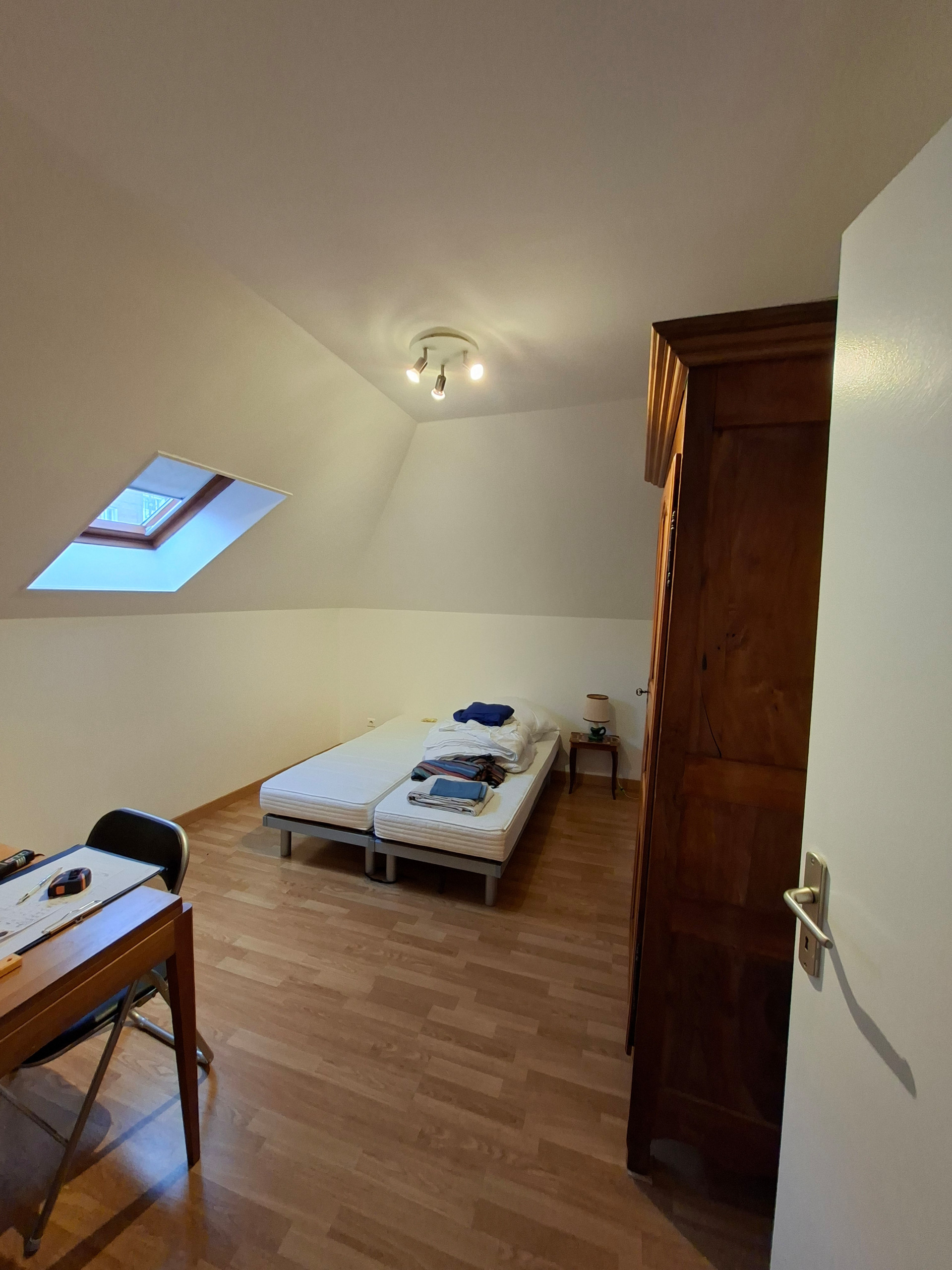 Réemplois pour la décoration de deux chambres sous combles en ville