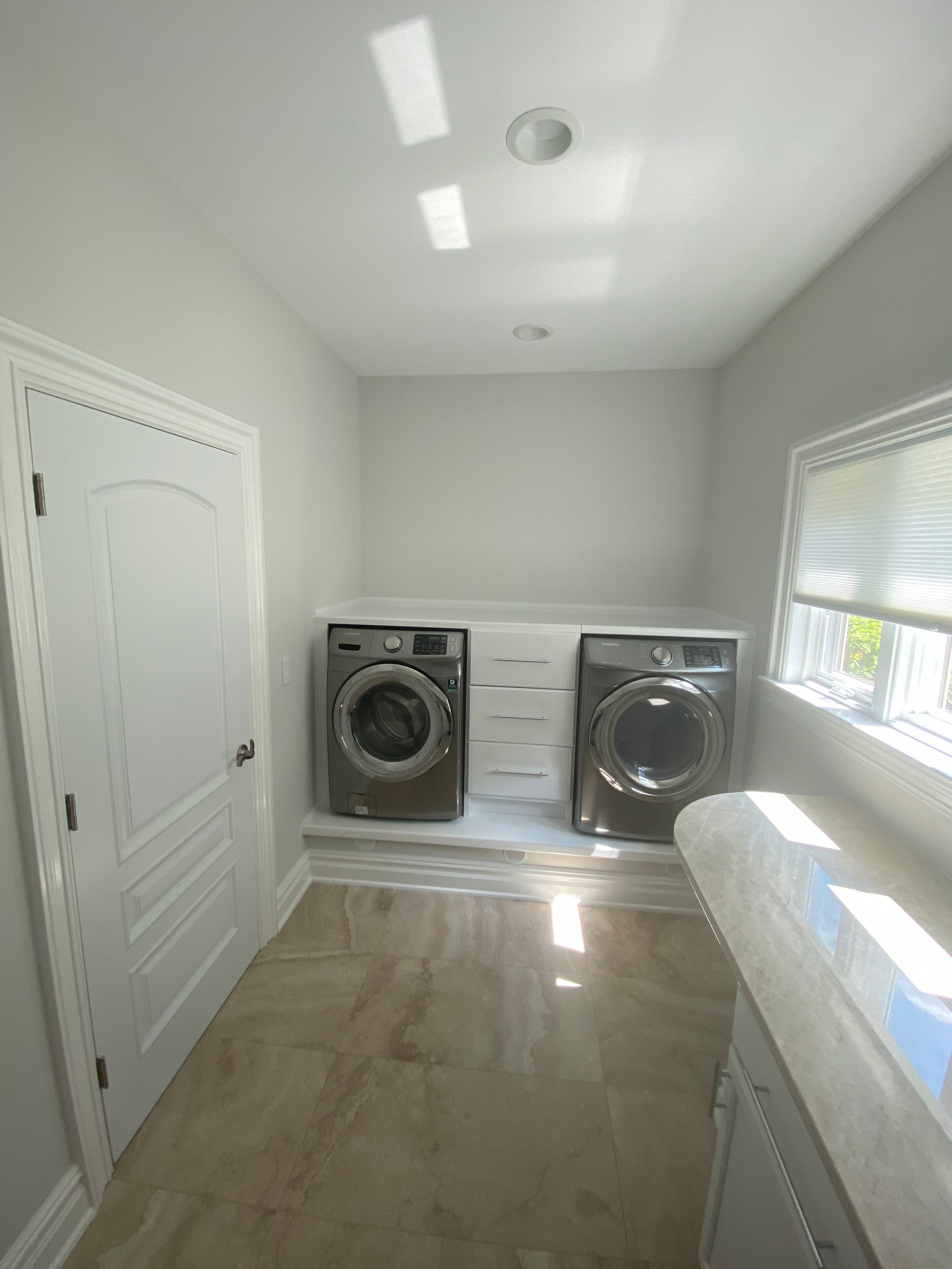 BEAUTIFUL QUART COUNTER TOPS IN CUSTOM DESIGNED LAUNDRY ROOM